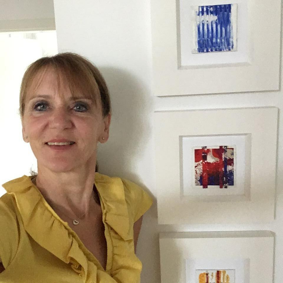 Martine ist gebürtige Belgierin, hat lange in Frankreich gelebt und ist nun schon mehrere Jahre in Hofheim/Taunus. Bei Ihr hängen 5 meiner Werke, drei sind auf dem Bild zu sehen.